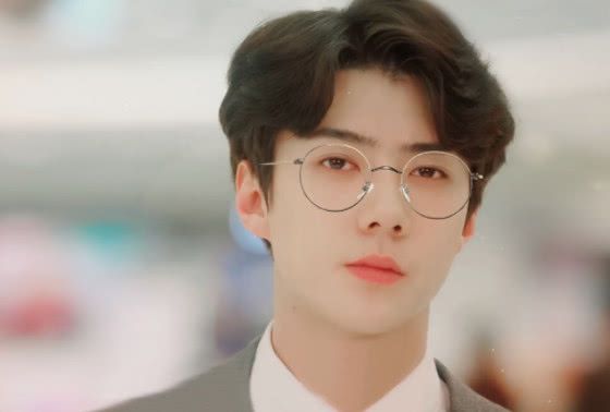 同樣是戴眼鏡，扛住了肖戰(zhàn)，躲過(guò)了易烊千璽，卻栽在他身上